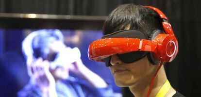 Un usuario prueba unas gafas de realidad virtual en el CES de Las Vegas.