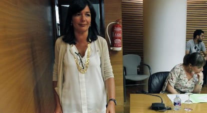 La secretaria autonómica de Presidencia, Cristina Macías, al llegar a la comisión en las Cortes.