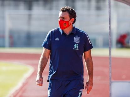 José Francisco Molina, director deportivo de la Federación Española de Fútbol, durante un entrenamiento. / (RFEF)