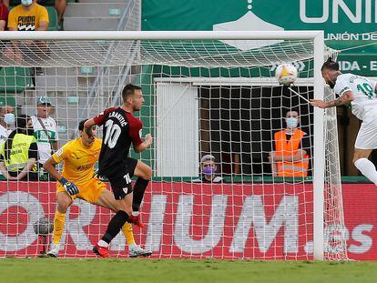 Benedetto remata de cabeza durante el Elche-Sevilla.