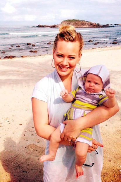 No me atrevo a llevar bikini: Hilary Duff ha tenido un niño hace un par de meses y ahora está disfrutando de sus primeras vacaciones como mamá cubriéndose tímidamente con una túnica ligera. Otra opción para no pasar calor en la playa sin enseñar demasiado.