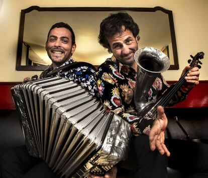 Arribas (izquierda) y Galaz, en el Café Central de Madrid, antes de un concierto a mediados del pasado mes de febrero.