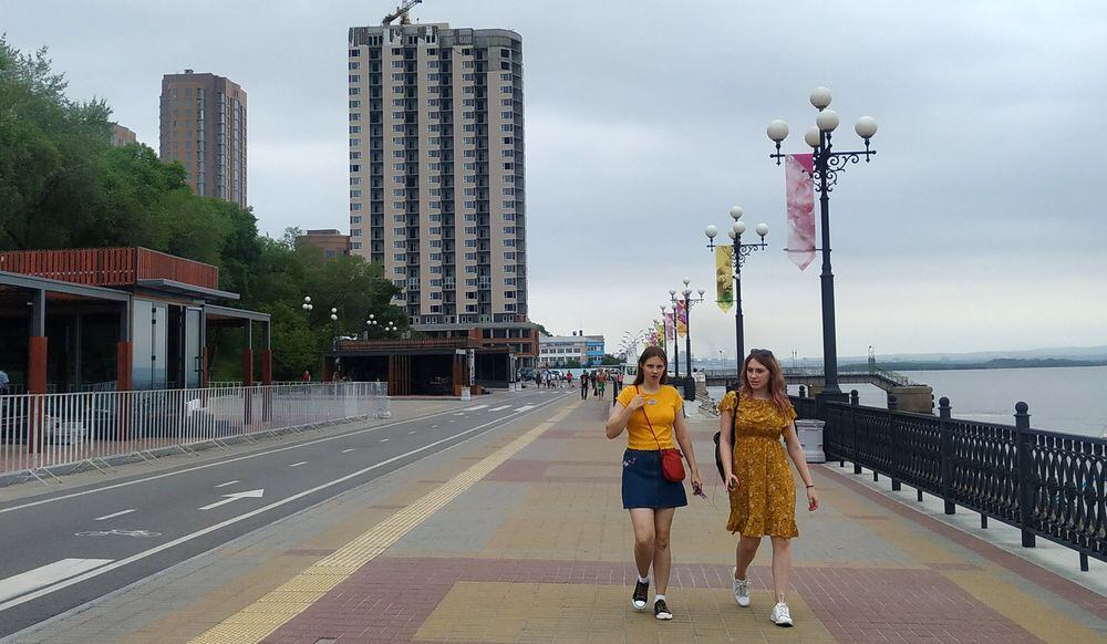 Dos mujeres caminan por el paseo del río Amur en Jabárovsk, el viernes. 