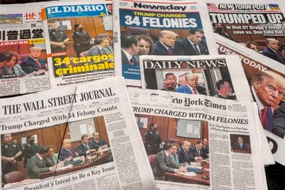 Varios periódicos estadounidenses con la información sobre la condena por 34 delitos a Donald Trump el pasado mayo. 