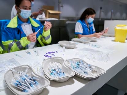 Varios sanitarios preparan vacunas con dosis de Pfizer en el Wanda Metropolitano el 19 de mayo, en Madrid.