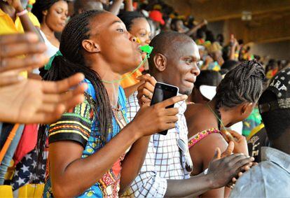 Unos aficionados jalean a la selección durante el partido contra Ghana en el estadio Ahamdou Ahidjo de Yaoundé, con capacidad para 40.000 personas.