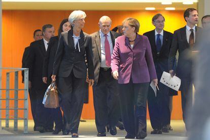Lagarde (izquierda) camina junto al secretario general de la OCDE, Ángel Gurría, Merkel y Zoellick, ayer en Berlín.