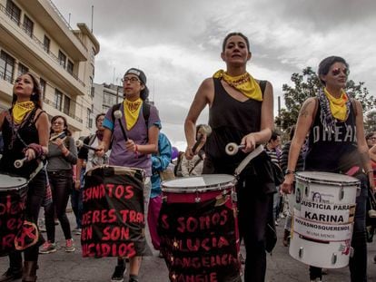 La primera marcha nacional contra el feminicidio en Ecuador, llevada a cabo el 26 de noviembre.