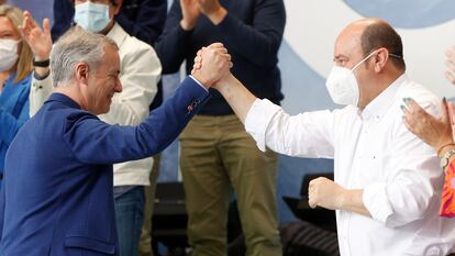 El lehendakari Iñigo Urkullu (i) y el presidente del PNV, Andoni Ortuzar, en la celebración del Aberri Eguna, en Bilbao, este domingo.