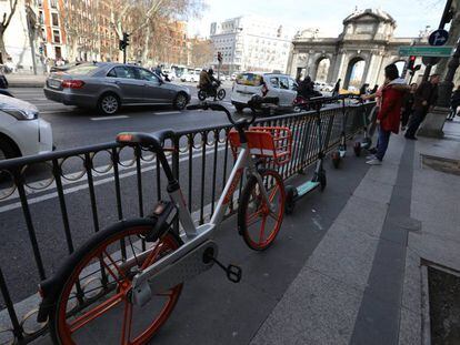 Bicicletas y monopatines de uso compartido en el centro de Madrid. 