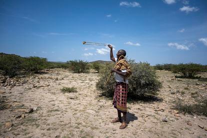 Un de los pobladores nómadas de la zona del yacimiento de Ayanle, en Etiopía, muestra al equipo sus habilidades con la honda, que normalmente se usa para cazar pequeños animales como pájaros y espantarlos de los campos de cultivo.