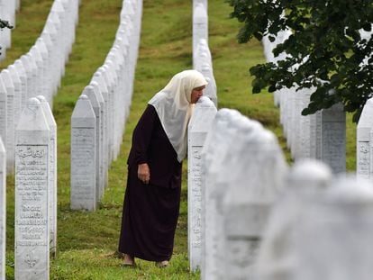 Una mujer bosnia besa la tumba de sus hijos muertos en el genocidio de Srebrenica, en el memorial de Potocari, cerca de Srebrenica, el pasado día 3.