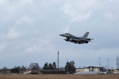 Un F-16 estadounidense despega de la base aérea de Spangdahlem, en Alemania, el pasado 11 de febrero, para dirigirse a Rumania, según información facilitada por el Departamento de Defensa de EE UU.