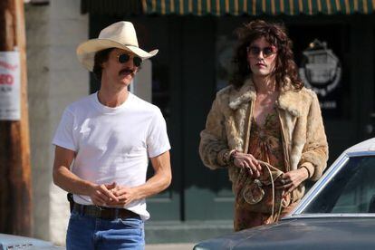Jared Leto es otro actor que se ha transformado para esta película. En la imagen, interpreta a un travesti junto al delgado Matthew McConaughey.