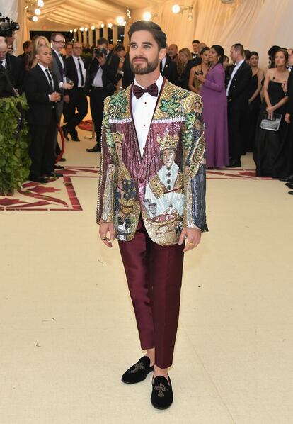 Darren Criss, que interpreta al asesino de Gianni Versace en la serie American Crime Story, sorprendió con una chaqueta de lentejuelas de inspiración bizantina.
