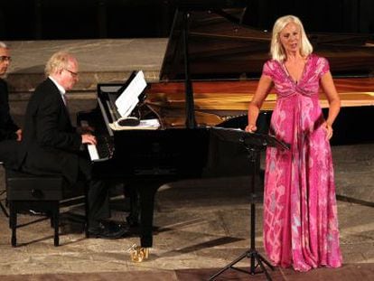 La mezzosoprano Anne Sofie von Otter acompañada por el pianista Bengt Forsberg, durante el concierto.