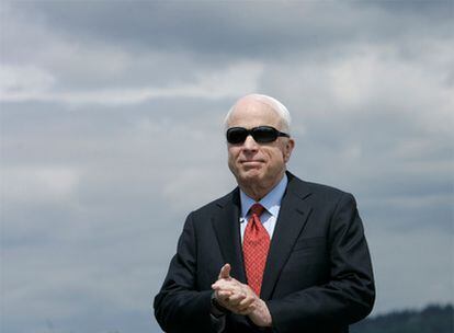 El candidato republicano, John McCain, sonríe tras aterrizar en Portland.