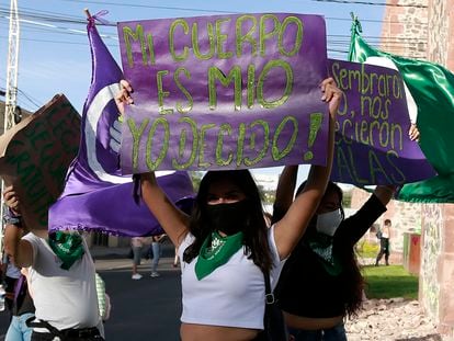Unas mujeres se manifiestan en Querétaro a favor de la interrupción libre del embarazo, en septiembre del año pasado.