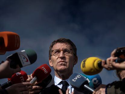 El presidente de la Xunta y del PP de Galicia, Alberto Núñez Feijóo, atiende a la prensa en San Cibrao das Viñas (Ourense) a su salida de una visita a una fábrica, este lunes.