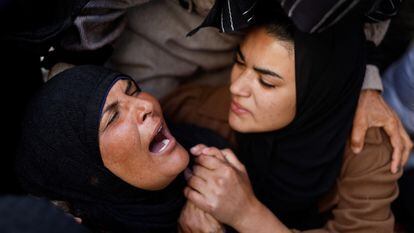 Dos mujeres lloran en la morgue de Rafah, este lunes.