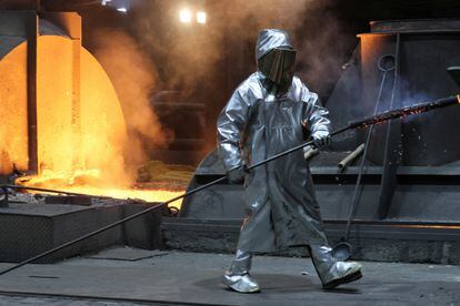 Un trabajador en una fábrica de acero en Alemania en noviembre de 2022.