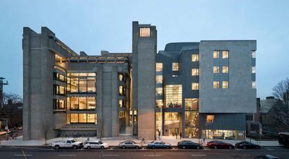 La facultad de Arte y Arquitectura de la Universidad de Yale, probablemente la obra más conocida de Paul Rudolph, quien no solo fue el arquitecto del edificio, sino que al tiempo era el decado de la escuela. |