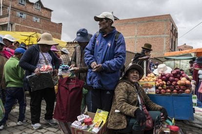 Vendedores callejeros, este sábado en El Alto.