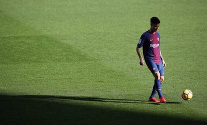 Coutinho da los primeros toques al balón en el Camp Nou.