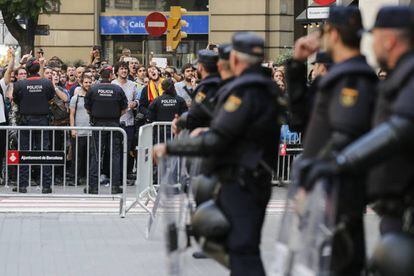 Manifestación ante la Jefatura Superior de Policía Nacional en Barcelona.
