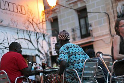 Punto de encuentro de la comunidad africana, permite probar el Thiebou diente, un arroz con pescado y verduras, y el zumo de baobab. Calle de Cabestreros, 2.