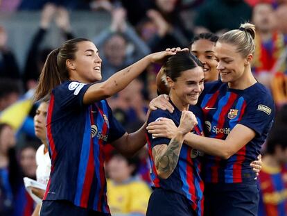 Soccer Football - Women's Champions League - Quarter Final - Second Leg - FC Barcelona v AS Roma - Camp Nou, Barcelona, Spain - March 29, 2023 FC Barcelona's Mapi Leon celebrates scoring their second goal with Patri Guijarro and teammates REUTERS/Albert Gea