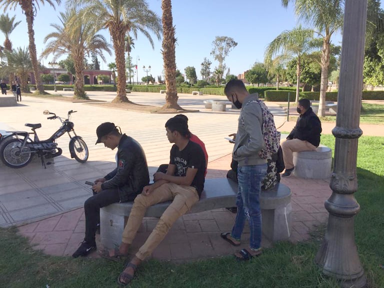 Un grupo de jóvenes marroquíes que desean emigrar a Canarias, sentados en una plaza de El Kelaa des Sraghna, el lunes 9 de noviembre.