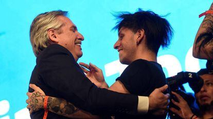 Alberto Fernández, el presidente electo de Argentina, abraza a su hijo Estanislao en Buenos Aires, el 27 de octubre.
