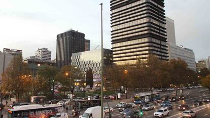 El Corte Inglés de Castellana, y delante, el terreno donde se ubicaría el hotel.