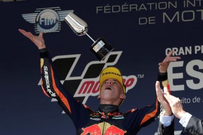 El piloto de Moto3 Pedro Acosta (KTM) levanta el trofeo tras ganar el Gran Premio de España en el Circuito de Jerez de la Frontera (Cádiz).
