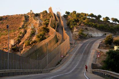 Un inmigrante africano cruza la frontera hacia la valla de Melilla en agosto de 2012.
