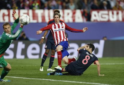 El portero del Bayern de Múnich Manuel Neuer (i) y el centrocampista español del Bayern de Múnich Javier Martínez (d) observan el balón lanzado por Fernando Torres.
