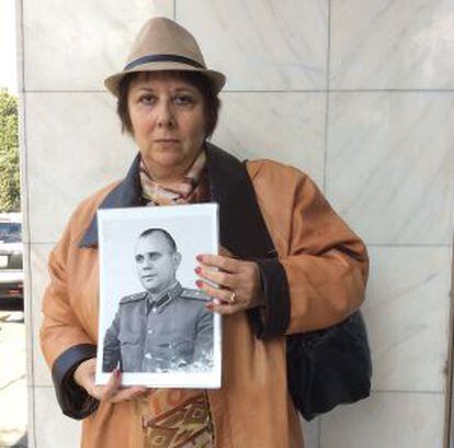 Nicoletta Eremia con una fotografía de su esposo, Ioan, que estuvo preso en Ramnicu Sarat. / M. R. S.