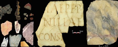 A la izquierda, fragmentos de pinturas y mármoles; en el centro, la placa votiva dedicada a la diosa Isis; a la derecha, un primer plano de un mármol. 
