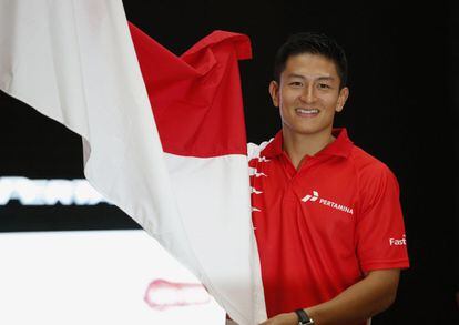 Rio Haryanto, nuevo piloto de Manor, posa con la bandera indonesia.