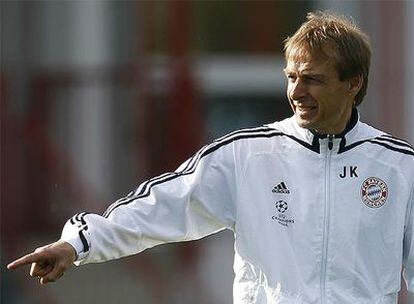 Jürgen Klinsmann da instrucciones durante un entrenamiento del Bayern de Múnich.