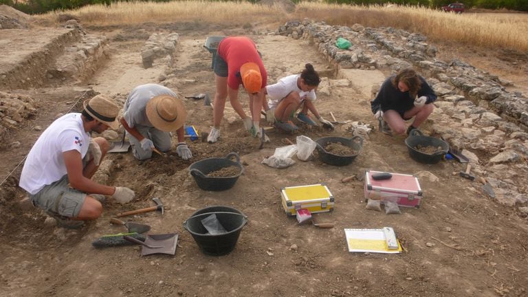 Arqueólogos trabajando en 2014 en el yacimiento de La Muela.