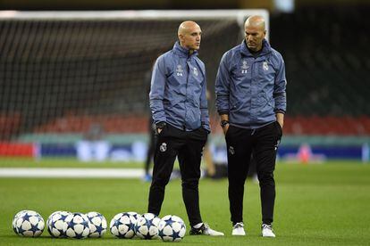 El entenador del Real Madrid, Zinedine Zidane (derecha), conversa con el asistente David Bettoni durante el entrenamiento.