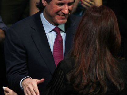 El ministro Boudou abraza a Fernández, en un acto del 19 de octubre.