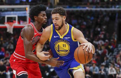 Klay Thompson y Holiday en el Bulls-Warriors