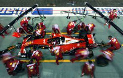 El equipo Ferrari practica un cambio de neumáticos en el circuito de Marina Bay, en Singapur.