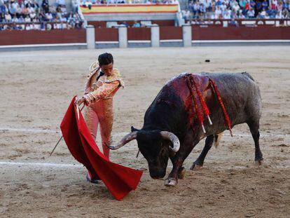 Alberto Aguilar, en el segundo toro de su tarde, un animal que dio la vuelta al ruedo.