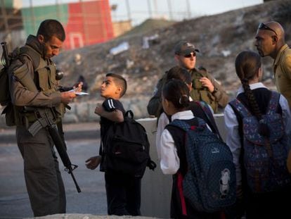 Un soldado israelí identifica a un niño palestino en Jerusalén, el 22 de octubre de 2015.