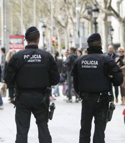 Dos mossos d'esquadra.