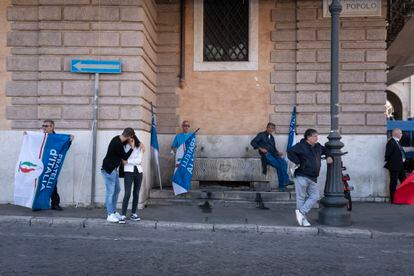 En la plaza del Popolo, que no se llenó para la ocasión, banderas de los tres partidos y pancartas como la de Hermanos de Italia: 'Somos Giorgia' o "Es tiempo di patria" firmada por la Juventud Nacional de Roma del partido de Meloni o "Menos impuestos, más trabajo" de los votantes de Forza Italia.